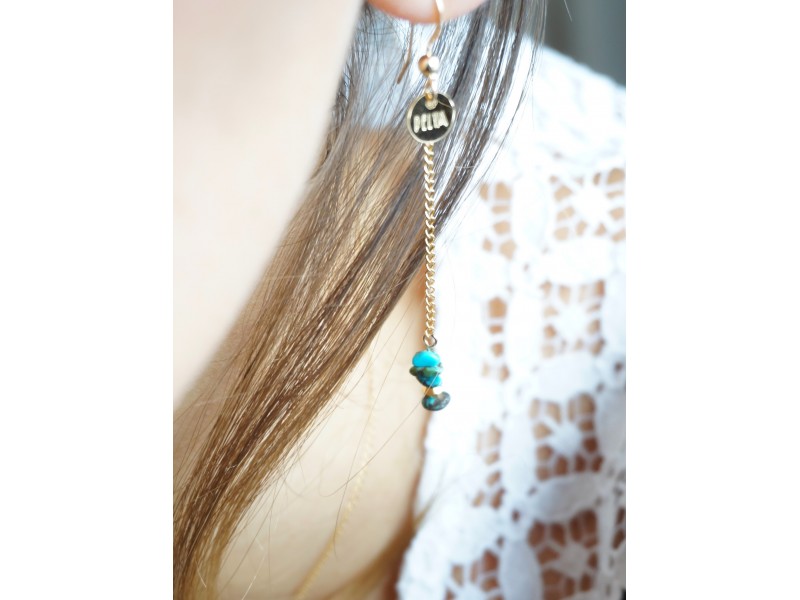 boucles pendantes plaqué or et chips de turquoise boucles pendantes plaqué or et chips de turquoise