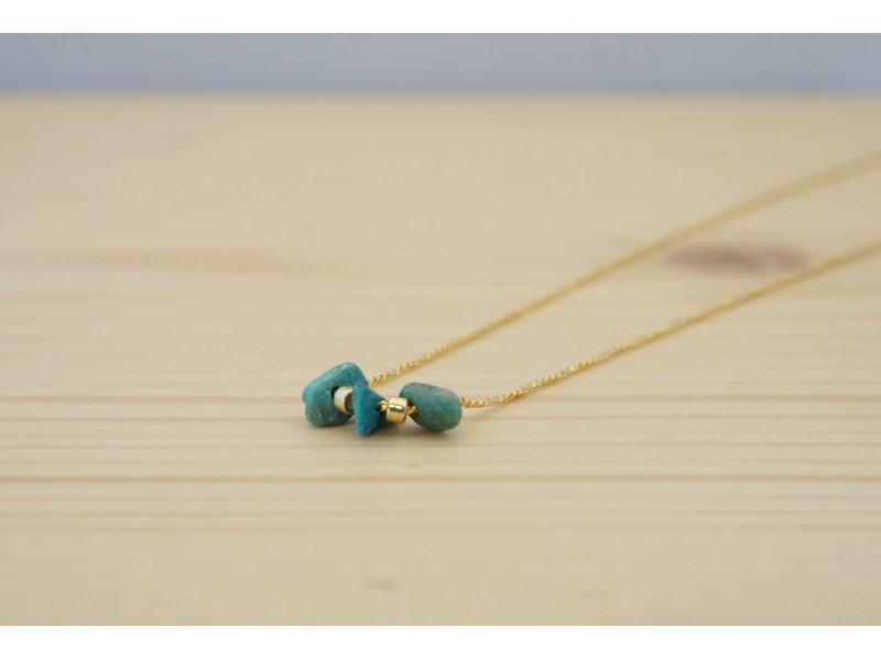collier ras de cou plaqué or et chips de turquoise collier ras de cou plaqué or et chips de turquoise