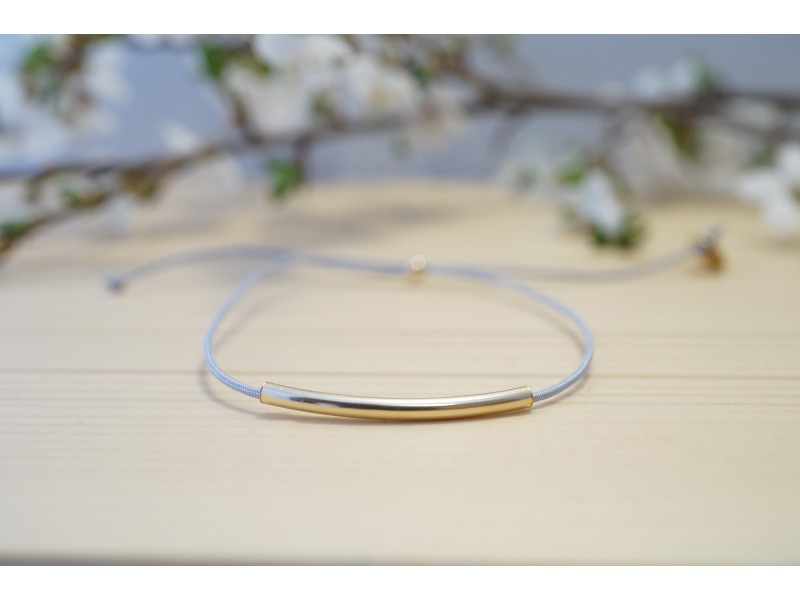 bracelet fin perle tube plaqué or et cordon gris bleuté