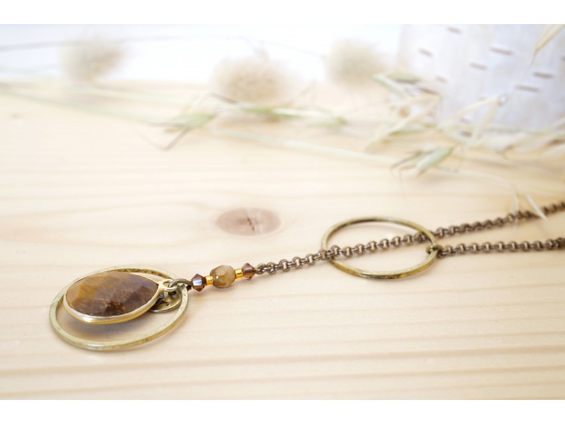 collier sautoir en laiton et pierre naturelle, oeil de tigre, marron, fauve et crème collier sautoir en laiton et pierre naturelle, oeil de tigre, marron, fauve et crème