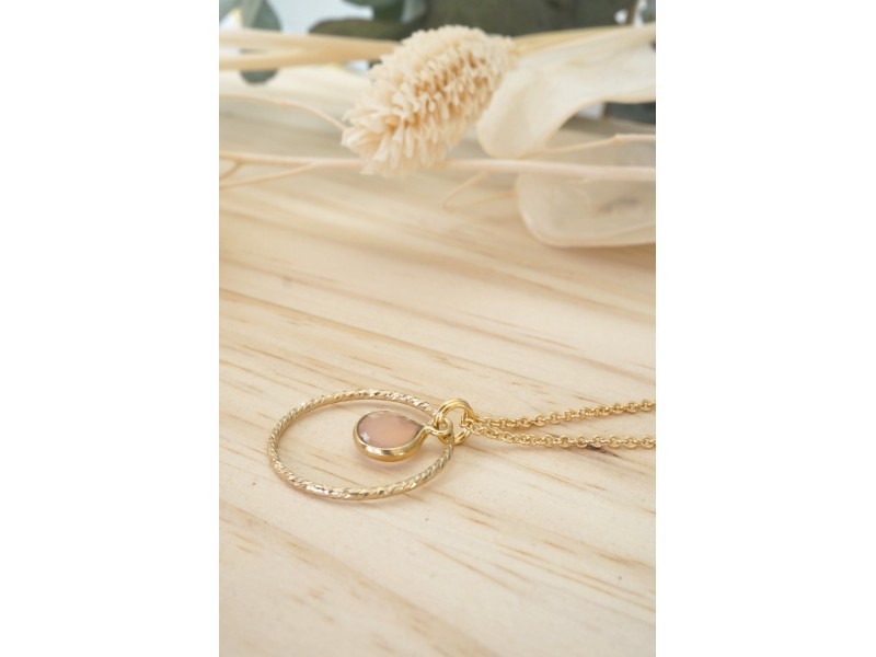 collier anneau martelé plaqué or, pierre naturelle, quartz rose, bijou femme collier anneau martelé plaqué or, pierre naturelle, quartz rose, bijou femme