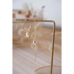 boucles d'oreilles dépareillées en plaqué or et pierre de lune rose