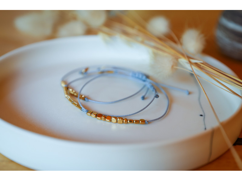 bracelet femme, hématite doré, cordon bleu ciel, gris bleuté, bijou fin  , pierre naturelle, pierre fine