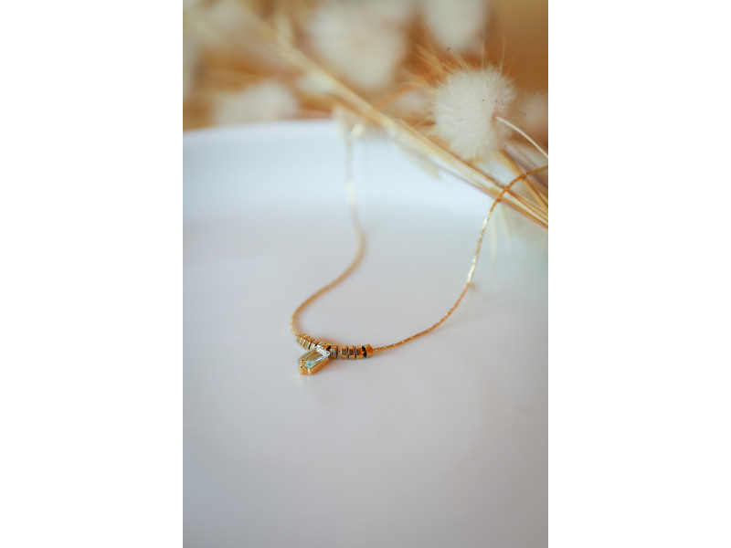 collier en acier inoxydable doré , ras de coup , perle bleu ciel