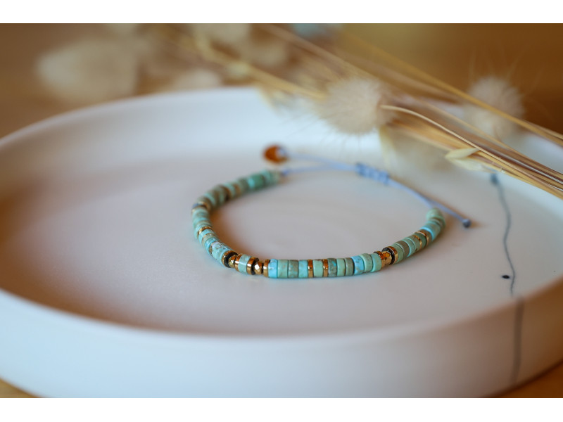 bracelet heishi, bleu turquoise et or , bracelet femme, magnésite teintée , bijoux été