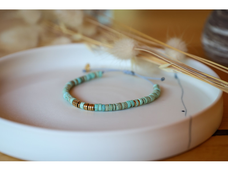 bracelet heishi, bleu turquoise et or , bracelet femme, magnésite teintée , bijoux été