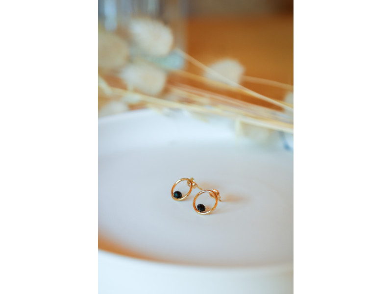 clou d'oreille rond , petit anneau, pierre naturelle noir, spinelle, boucle d'oreille femme, bijoux d'oreille femme