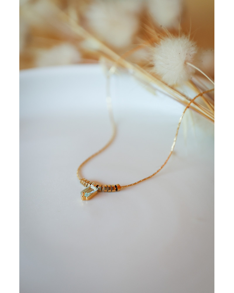 collier en acier inoxydable doré , ras de coup , perle bleu ciel