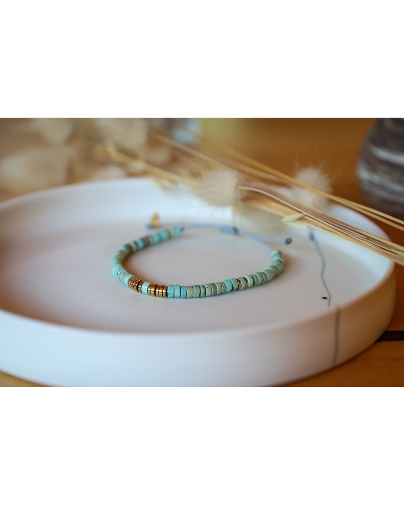 bracelet heishi, bleu turquoise et or , bracelet femme, magnésite teintée , bijoux été