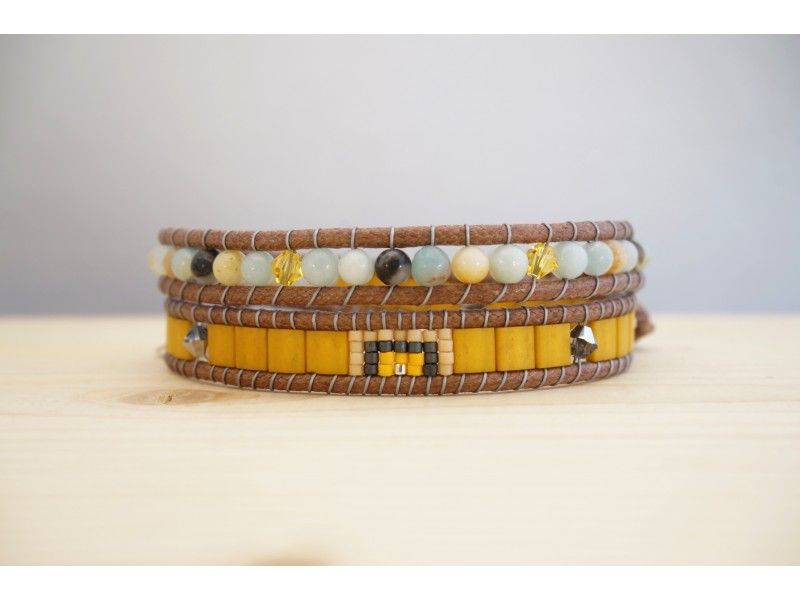 wrap deux tours en pierres fines "amazonite arc en ciel", miyuki et swarovski, jaune moutarde, vert d'eau, brun et ocre wrap deux tours en pierres fines "amazonite arc en ciel", miyuki et swarovski, jaune moutarde, vert d'eau, brun et ocre